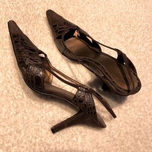 Sling back pointed toe pump